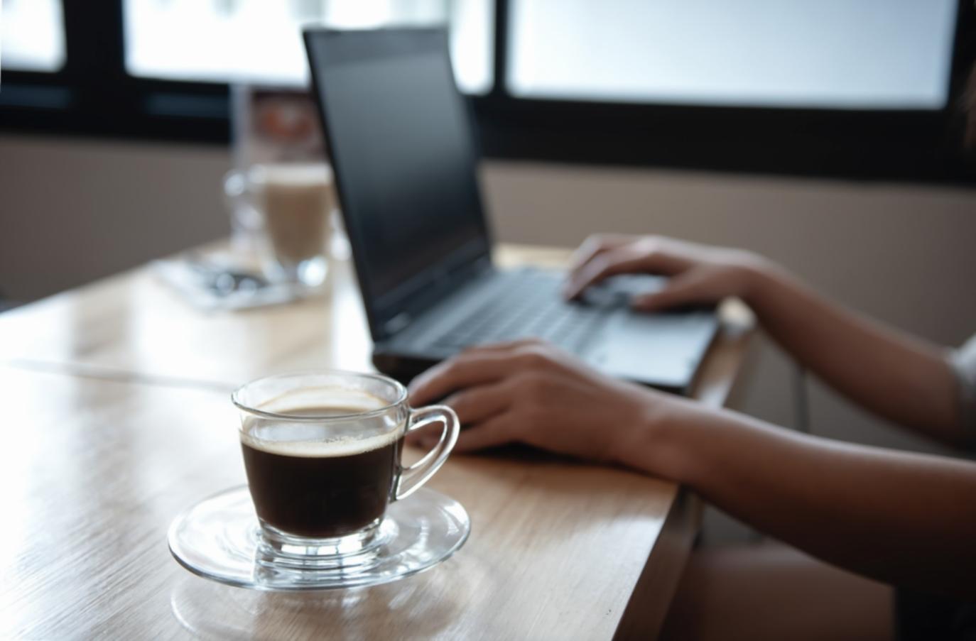 Deelnemers werken aan financiële herstelstrategieën tijdens een webinar